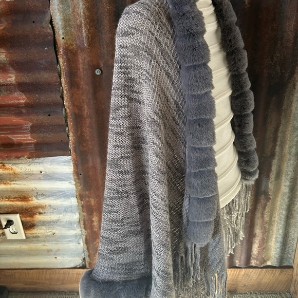 ❤️SHEIN Faux fur Trim knit shawl/ poncho- one size - Picture 3 of 7